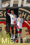 01.06.2026, Fussball, DFB-Nationalmannschaft Deutschland, letztes Training vor Abreise nach USA zur WM 2026, am DFB-Campus in Frankfurt am Main. Joshua Kimmich (Deutschland) und Jamal Musiala (Deutschland) steigen aus dem Mannschaftsbus aus.