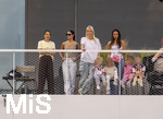 01.06.2026, Fussball, DFB-Nationalmannschaft Deutschland, letztes Training vor Abreise nach USA zur WM 2026, am DFB-Campus in Frankfurt am Main. Die Frauen der Nationalspieler beobachten das letzte Training vom Balkon am Trainingsplatz aus, v.li: Lena Wurzenberger, Frau von Bundestrainer Julian Nagelsmann, Lina Kimmich, Frau von Joshua Kimmich, Sina Groß, Frau von Pascal Groß, Tanja Undav, Frau von Deniz Undav, 
