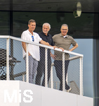 01.06.2026, Fussball, DFB-Nationalmannschaft Deutschland, letztes Training vor Abreise nach USA zur WM 2026, am DFB-Campus in Frankfurt am Main. v.li: Hannes Wolf (Sportdirektor Nachwuchs, Training und Entwicklung, DFB), Sportdirektor Rudi Völler (Deutschland), DFB-Geschäftsführer Andreas Rettig (Deutschland) beobachten das Trainingsspiel gegen Finnland am Trainingsplatz vom Balkon aus.
