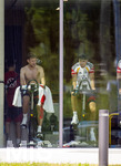 01.06.2026, Fussball, DFB-Nationalmannschaft Deutschland, letztes Training vor Abreise nach USA zur WM 2026, am DFB-Campus in Frankfurt am Main. Ergometer-Training im Gymnastikraum. v.li: Joshua Kimmich (Deutschland) mit freiem Oberkörper, Alexander Pavlovic (Deutschland) auf dem Ergometer