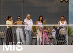 01.06.2026, Fussball, DFB-Nationalmannschaft Deutschland, letztes Training vor Abreise nach USA zur WM 2026, am DFB-Campus in Frankfurt am Main. Die Frauen der Nationalspieler beobachten das letzte Training vom Balkon am Trainingsplatz aus, v.li: Lena Wurzenberger, Frau von Bundestrainer Julian Nagelsmann, Lina Kimmich, Frau von Joshua Kimmich, Sina Groß, Frau von Pascal Groß, Tanja Undav, Frau von Deniz Undav, Eileen, Freundin von Torwart Alexander Nübel, 
 