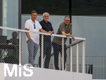 01.06.2026, Fussball, DFB-Nationalmannschaft Deutschland, letztes Training vor Abreise nach USA zur WM 2026, am DFB-Campus in Frankfurt am Main. v.li: Hannes Wolf (Sportdirektor Nachwuchs, Training und Entwicklung, DFB), Sportdirektor Rudi Völler (Deutschland), DFB-Geschäftsführer Andreas Rettig (Deutschland) beobachten das Trainingsspiel gegen Finnland am Trainingsplatz vom Balkon aus.
