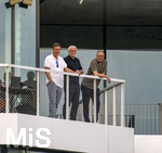 01.06.2026, Fussball, DFB-Nationalmannschaft Deutschland, letztes Training vor Abreise nach USA zur WM 2026, am DFB-Campus in Frankfurt am Main. v.li: Hannes Wolf (Sportdirektor Nachwuchs, Training und Entwicklung, DFB), Sportdirektor Rudi Völler (Deutschland), DFB-Geschäftsführer Andreas Rettig (Deutschland) beobachten das Trainingsspiel gegen Finnland am Trainingsplatz vom Balkon aus.
