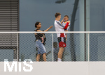01.06.2026, Fussball, DFB-Nationalmannschaft Deutschland, letztes Training vor Abreise nach USA zur WM 2026, am DFB-Campus in Frankfurt am Main. Die Frauen und Kinder der Nationalspieler beobachten das letzte Training vom Balkon am Trainingsplatz aus,  Sabrina Schlotterbeck, Nico Schlotterbeck (Deutschland), mit Sohn. (BILD NUR FÜR INTERNE ZWECKE, KEINE VERÖFFENTLICHUNG IN MEDIEN!)
