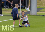 01.06.2026, Fussball, DFB-Nationalmannschaft Deutschland, letztes Training vor Abreise nach USA zur WM 2026, am DFB-Campus in Frankfurt am Main. Testspiel Deutschland - Finnland,  Sohn von Nico Schlotterbeck (Deutschland), spielt nach dem Training auf dem Platz Fussball. (BILD NUR FÜR INTERNE ZWECKE, KEINE VERÖFFENTLICHUNG IN MEDIEN!)