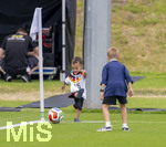 01.06.2026, Fussball, DFB-Nationalmannschaft Deutschland, letztes Training vor Abreise nach USA zur WM 2026, am DFB-Campus in Frankfurt am Main. Testspiel Deutschland - Finnland,  Sohn von Nico Schlotterbeck (Deutschland), spielt nach dem Training auf dem Platz Fussball. (BILD NUR FÜR INTERNE ZWECKE, KEINE VERÖFFENTLICHUNG IN MEDIEN!)
