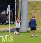01.06.2026, Fussball, DFB-Nationalmannschaft Deutschland, letztes Training vor Abreise nach USA zur WM 2026, am DFB-Campus in Frankfurt am Main. Testspiel Deutschland - Finnland,  Sohn von Nico Schlotterbeck (Deutschland), spielt nach dem Training auf dem Platz Fussball. (BILD NUR FÜR INTERNE ZWECKE, KEINE VERÖFFENTLICHUNG IN MEDIEN!)
