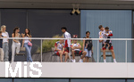 01.06.2026, Fussball, DFB-Nationalmannschaft Deutschland, letztes Training vor Abreise nach USA zur WM 2026, am DFB-Campus in Frankfurt am Main. Die Frauen und Kinder der Nationalspieler beobachten das letzte Training vom Balkon am Trainingsplatz aus,  v.li: Sina Groß, Frau von Pascal Groß (Deutschland), Lina Kimmich, Frau von Joshua Kimmich (Deutschland), Tanja Undav, Frau von Deniz Undav (Deutschland), Lennart Karl (Deutschland), Nathaniel Brown (Deutschland), Alexander Pavlovic (Deutschland), Sabrina Schlotterbeck, Frau von Nico Schlotterbeck (Deutschland),  Nico Schlotterbeck (Deutschland), mit Sohn, (BILD NUR FÜR INTERNE ZWECKE, KEINE VERÖFFENTLICHUNG IN MEDIEN!)