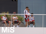01.06.2026, Fussball, DFB-Nationalmannschaft Deutschland, letztes Training vor Abreise nach USA zur WM 2026, am DFB-Campus in Frankfurt am Main. Die Frauen und Kinder der Nationalspieler beobachten das letzte Training vom Balkon am Trainingsplatz aus,  v.li: Lennart Karl (Deutschland), Alexander Pavlovic (Deutschland),  Nico Schlotterbeck (Deutschland), mit Sohn, Nathaniel Brown (Deutschland) (BILD NUR FÜR INTERNE ZWECKE, KEINE VERÖFFENTLICHUNG IN MEDIEN!)