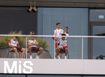 01.06.2026, Fussball, DFB-Nationalmannschaft Deutschland, letztes Training vor Abreise nach USA zur WM 2026, am DFB-Campus in Frankfurt am Main. Die Frauen und Kinder der Nationalspieler beobachten das letzte Training vom Balkon am Trainingsplatz aus,  v.li: Lennart Karl (Deutschland), Alexander Pavlovic (Deutschland),  Nico Schlotterbeck (Deutschland), mit Sohn, Nathaniel Brown (Deutschland) (BILD NUR FÜR INTERNE ZWECKE, KEINE VERÖFFENTLICHUNG IN MEDIEN!)