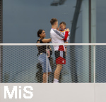 01.06.2026, Fussball, DFB-Nationalmannschaft Deutschland, letztes Training vor Abreise nach USA zur WM 2026, am DFB-Campus in Frankfurt am Main. Die Frauen und Kinder der Nationalspieler beobachten das letzte Training vom Balkon am Trainingsplatz aus,  Sabrina Schlotterbeck, Nico Schlotterbeck (Deutschland), mit Sohn (BILD NUR FÜR INTERNE ZWECKE, KEINE VERÖFFENTLICHUNG IN MEDIEN!)