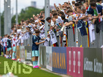 01.06.2026, Fussball, DFB-Nationalmannschaft Deutschland, letztes Training vor Abreise nach USA zur WM 2026, am DFB-Campus in Frankfurt am Main. Angelo Stiller (Deutschland) gibt den wartenden Fans noch geduldig Autogramme.