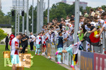 01.06.2026, Fussball, DFB-Nationalmannschaft Deutschland, letztes Training vor Abreise nach USA zur WM 2026, am DFB-Campus in Frankfurt am Main. Die Nationalspieler geben den wartenden Fans noch geduldig Autogramme.  Nico Schlotterbeck (Deutschland) 