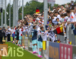 01.06.2026, Fussball, DFB-Nationalmannschaft Deutschland, letztes Training vor Abreise nach USA zur WM 2026, am DFB-Campus in Frankfurt am Main. Die Nationalspieler geben den wartenden Fans noch geduldig Autogramme.