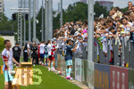01.06.2026, Fussball, DFB-Nationalmannschaft Deutschland, letztes Training vor Abreise nach USA zur WM 2026, am DFB-Campus in Frankfurt am Main. Die Nationalspieler geben den wartenden Fans noch geduldig Autogramme.  Nico Schlotterbeck (Deutschland), Jamie Leweling (Deutschland), 