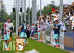 01.06.2026, Fussball, DFB-Nationalmannschaft Deutschland, letztes Training vor Abreise nach USA zur WM 2026, am DFB-Campus in Frankfurt am Main. Die Nationalspieler geben den wartenden Fans noch geduldig Autogramme.