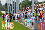 01.06.2026, Fussball, DFB-Nationalmannschaft Deutschland, letztes Training vor Abreise nach USA zur WM 2026, am DFB-Campus in Frankfurt am Main. Die Nationalspieler geben den wartenden Fans noch geduldig Autogramme.  Nico Schlotterbeck (Deutschland) 