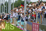 01.06.2026, Fussball, DFB-Nationalmannschaft Deutschland, letztes Training vor Abreise nach USA zur WM 2026, am DFB-Campus in Frankfurt am Main. Die Nationalspieler geben den wartenden Fans noch geduldig Autogramme.  Angelo Stiller (Deutschland)  