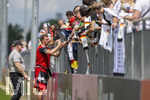 01.06.2026, Fussball, DFB-Nationalmannschaft Deutschland, letztes Training vor Abreise nach USA zur WM 2026, am DFB-Campus in Frankfurt am Main. Die Nationalspieler geben den wartenden Fans noch geduldig Autogramme. Bundestrainer Julian Nagelsmann (Deutschland)  