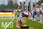 01.06.2026, Fussball, DFB-Nationalmannschaft Deutschland, letztes Training vor Abreise nach USA zur WM 2026, am DFB-Campus in Frankfurt am Main. Die Nationalspieler geben den wartenden Fans noch geduldig Autogramme.  Pascal Groß (Deutschland) wirft einen kleinen signierten WM-Ball in die Zuschauermenge.