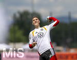 01.06.2026, Fussball, DFB-Nationalmannschaft Deutschland, letztes Training vor Abreise nach USA zur WM 2026, am DFB-Campus in Frankfurt am Main. Die Nationalspieler geben den wartenden Fans noch geduldig Autogramme. Nico Schlotterbeck (Deutschland) wirft einen signierten Ball zu den Zuschauern.