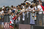 01.06.2026, Fussball, DFB-Nationalmannschaft Deutschland, letztes Training vor Abreise nach USA zur WM 2026, am DFB-Campus in Frankfurt am Main. Die Nationalspieler geben den wartenden Fans noch geduldig Autogramme. Nico Schlotterbeck (Deutschland) 
