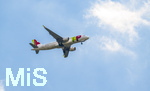 01.06.2026, Fussball, DFB-Nationalmannschaft Deutschland, letztes Training vor Abreise nach USA zur WM 2026, am DFB-Campus in Frankfurt am Main. Eine Passagiermaschine der TAP Portugal fliegt über das Gelände im Landeanflug auf den Airport Frankfurt am Main. CS-TNV, GRAO VASCO, Airbus A320-214, 