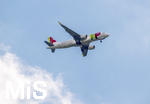 01.06.2026, Fussball, DFB-Nationalmannschaft Deutschland, letztes Training vor Abreise nach USA zur WM 2026, am DFB-Campus in Frankfurt am Main. Eine Passagiermaschine der TAP Portugal fliegt über das Gelände im Landeanflug auf den Airport Frankfurt am Main. CS-TNV, GRAO VASCO, Airbus A320-214, 