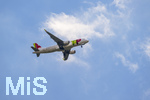 01.06.2026, Fussball, DFB-Nationalmannschaft Deutschland, letztes Training vor Abreise nach USA zur WM 2026, am DFB-Campus in Frankfurt am Main. Eine Passagiermaschine der TAP Portugal fliegt über das Gelände im Landeanflug auf den Airport Frankfurt am Main. CS-TNV, GRAO VASCO, Airbus A320-214, 