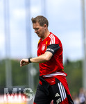 01.06.2026, Fussball, DFB-Nationalmannschaft Deutschland, letztes Training vor Abreise nach USA zur WM 2026, am DFB-Campus in Frankfurt am Main. Bundestrainer Julian Nagelsmann (Deutschland) schaut auf seine Uhr.