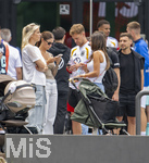 01.06.2026, Fussball, DFB-Nationalmannschaft Deutschland, letztes Training vor Abreise nach USA zur WM 2026, am DFB-Campus in Frankfurt am Main. Die Spielerfrauen der Nationalspieler sind bei der Verabschiedung dabei, 2.v.re: Joshua Kimmich (Deutschland) mit seiner Frau Lina Kimmich (2.v.li), li: Sina Groß, Frau von Pascal Groß, re: Tanja Undav, Frau von Deniz Undav.