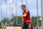 01.06.2026, Fussball, DFB-Nationalmannschaft Deutschland, letztes Training vor Abreise nach USA zur WM 2026, am DFB-Campus in Frankfurt am Main. Bundestrainer Julian Nagelsmann (Deutschland) schaut auf seine Uhr.