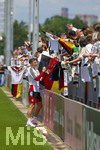 01.06.2026, Fussball, DFB-Nationalmannschaft Deutschland, letztes Training vor Abreise nach USA zur WM 2026, am DFB-Campus in Frankfurt am Main. Die Nationalspieler geben den wartenden Fans noch geduldig Autogramme. Nico Schlotterbeck (Deutschland) 