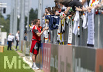 01.06.2026, Fussball, DFB-Nationalmannschaft Deutschland, letztes Training vor Abreise nach USA zur WM 2026, am DFB-Campus in Frankfurt am Main. Die Nationalspieler geben den wartenden Fans noch geduldig Autogramme. Bundestrainer Julian Nagelsmann (Deutschland)  