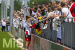 01.06.2026, Fussball, DFB-Nationalmannschaft Deutschland, letztes Training vor Abreise nach USA zur WM 2026, am DFB-Campus in Frankfurt am Main. Die Nationalspieler geben den wartenden Fans noch geduldig Autogramme. Nico Schlotterbeck (Deutschland) 
