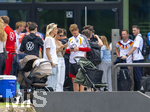 01.06.2026, Fussball, DFB-Nationalmannschaft Deutschland, letztes Training vor Abreise nach USA zur WM 2026, am DFB-Campus in Frankfurt am Main. Die Spielerfrauen der Nationalspieler sind bei der Verabschiedung dabei, re: Joshua Kimmich (Deutschland) mit seiner Frau Lina Kimmich (mitte), li: Sina Groß, Frau von Pascal Groß (Deutschland), 