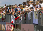 01.06.2026, Fussball, DFB-Nationalmannschaft Deutschland, letztes Training vor Abreise nach USA zur WM 2026, am DFB-Campus in Frankfurt am Main. Die Nationalspieler geben den wartenden Fans noch geduldig Autogramme. Nico Schlotterbeck (Deutschland) 