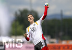 01.06.2026, Fussball, DFB-Nationalmannschaft Deutschland, letztes Training vor Abreise nach USA zur WM 2026, am DFB-Campus in Frankfurt am Main. Die Nationalspieler geben den wartenden Fans noch geduldig Autogramme. Nico Schlotterbeck (Deutschland) wirft einen signierten Ball zu den Zuschauern.