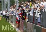 01.06.2026, Fussball, DFB-Nationalmannschaft Deutschland, letztes Training vor Abreise nach USA zur WM 2026, am DFB-Campus in Frankfurt am Main. Die Nationalspieler geben den wartenden Fans noch geduldig Autogramme. Nico Schlotterbeck (Deutschland) 