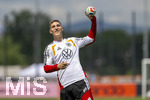 01.06.2026, Fussball, DFB-Nationalmannschaft Deutschland, letztes Training vor Abreise nach USA zur WM 2026, am DFB-Campus in Frankfurt am Main. Die Nationalspieler geben den wartenden Fans noch geduldig Autogramme. Nico Schlotterbeck (Deutschland) wirft einen signierten Ball zu den Zuschauern.