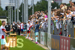 01.06.2026, Fussball, DFB-Nationalmannschaft Deutschland, letztes Training vor Abreise nach USA zur WM 2026, am DFB-Campus in Frankfurt am Main. Die Nationalspieler geben den wartenden Fans noch geduldig Autogramme.  Nico Schlotterbeck (Deutschland), Jamie Leweling (Deutschland), 
