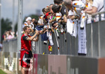 01.06.2026, Fussball, DFB-Nationalmannschaft Deutschland, letztes Training vor Abreise nach USA zur WM 2026, am DFB-Campus in Frankfurt am Main. Die Nationalspieler geben den wartenden Fans noch geduldig Autogramme. Bundestrainer Julian Nagelsmann (Deutschland)  