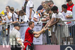 01.06.2026, Fussball, DFB-Nationalmannschaft Deutschland, letztes Training vor Abreise nach USA zur WM 2026, am DFB-Campus in Frankfurt am Main. Die Nationalspieler geben den wartenden Fans noch geduldig Autogramme. Bundestrainer Julian Nagelsmann (Deutschland)  