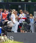 01.06.2026, Fussball, DFB-Nationalmannschaft Deutschland, letztes Training vor Abreise nach USA zur WM 2026, am DFB-Campus in Frankfurt am Main. Die Spielerfrauen der Nationalspieler sind bei der Verabschiedung dabei, re: Joshua Kimmich (Deutschland) mit seiner Frau Lina Kimmich (mitte), li: Sina Groß, Frau von Pascal Groß (Deutschland), 