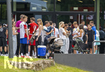 01.06.2026, Fussball, DFB-Nationalmannschaft Deutschland, letztes Training vor Abreise nach USA zur WM 2026, am DFB-Campus in Frankfurt am Main. Die Spielerfrauen der Nationalspieler sind bei der Verabschiedung dabei, 2.v.re: Joshua Kimmich (Deutschland) mit seiner Frau Lina Kimmich (2.v.li), mitte: Sina Groß, Frau von Pascal Groß, re: Tanja Undav, Frau von Deniz Undav. li: Eileen, Freundin von Torwart Alexander Nübel (2.v.li, Deutschland), mitte: Leroy Sane (Deutschland) mit Hannes Wolf (Entwicklung, DFB).