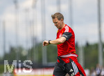 01.06.2026, Fussball, DFB-Nationalmannschaft Deutschland, letztes Training vor Abreise nach USA zur WM 2026, am DFB-Campus in Frankfurt am Main. Bundestrainer Julian Nagelsmann (Deutschland) schaut auf seine Uhr.