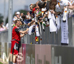 01.06.2026, Fussball, DFB-Nationalmannschaft Deutschland, letztes Training vor Abreise nach USA zur WM 2026, am DFB-Campus in Frankfurt am Main. Die Nationalspieler geben den wartenden Fans noch geduldig Autogramme. Bundestrainer Julian Nagelsmann (Deutschland)  