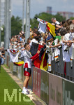01.06.2026, Fussball, DFB-Nationalmannschaft Deutschland, letztes Training vor Abreise nach USA zur WM 2026, am DFB-Campus in Frankfurt am Main. Die Nationalspieler geben den wartenden Fans noch geduldig Autogramme. Nico Schlotterbeck (Deutschland) 
