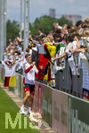 01.06.2026, Fussball, DFB-Nationalmannschaft Deutschland, letztes Training vor Abreise nach USA zur WM 2026, am DFB-Campus in Frankfurt am Main. Die Nationalspieler geben den wartenden Fans noch geduldig Autogramme. Nico Schlotterbeck (Deutschland) 