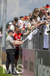 01.06.2026, Fussball, DFB-Nationalmannschaft Deutschland, letztes Training vor Abreise nach USA zur WM 2026, am DFB-Campus in Frankfurt am Main. Die Nationalspieler geben den wartenden Fans noch geduldig Autogramme. Bundestrainer Julian Nagelsmann (Deutschland)  